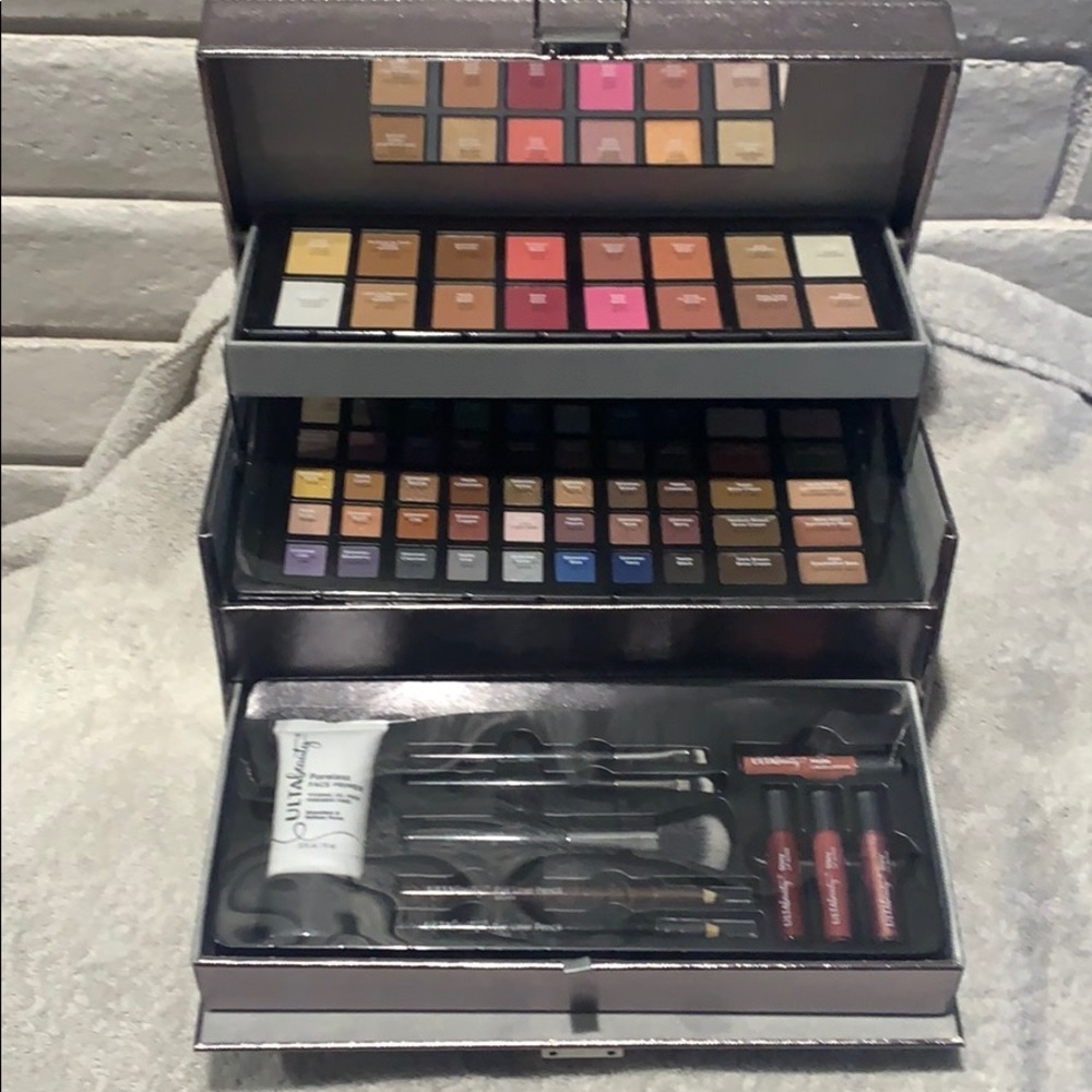 Brand new makeup with case
